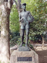 新聞少年の像 像