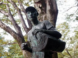 新聞配達の使命感にあふれた真剣な表情 up